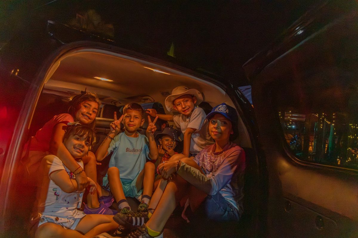 Niños y mamás felices dentro del bus del viaje
