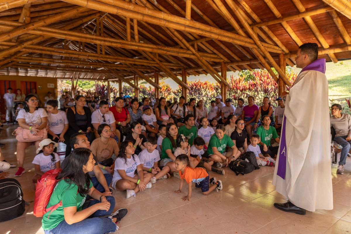 Niños y mamás reunidos en la celebración de Navidad