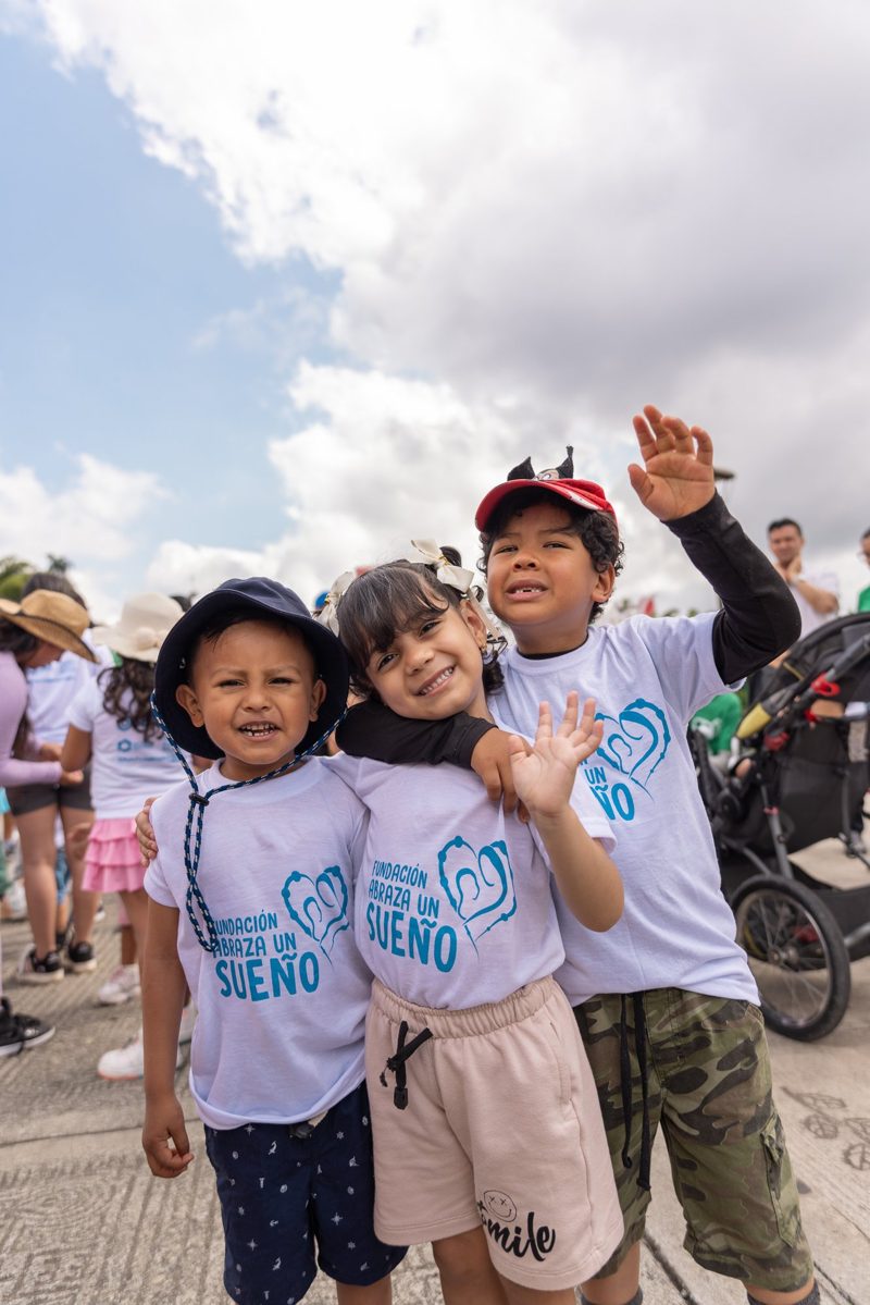 Niños felices con orejas de ratón en el Parque del Café, Navidad 2025
