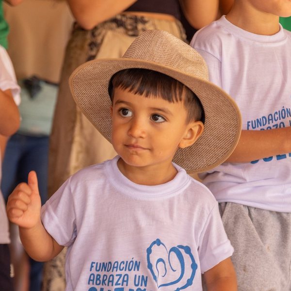 Un niño con sombrero sonríe con el pulgar arriba, Navidad 2025