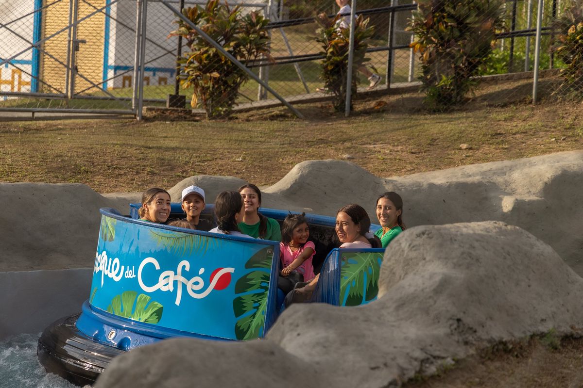 Niños y mamás en la atracción de los rápidos del Parque del Café