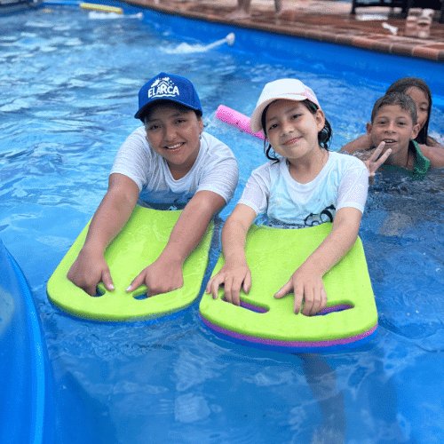 Niños felices en la piscina de Piscilago, en la Navidad de 2023