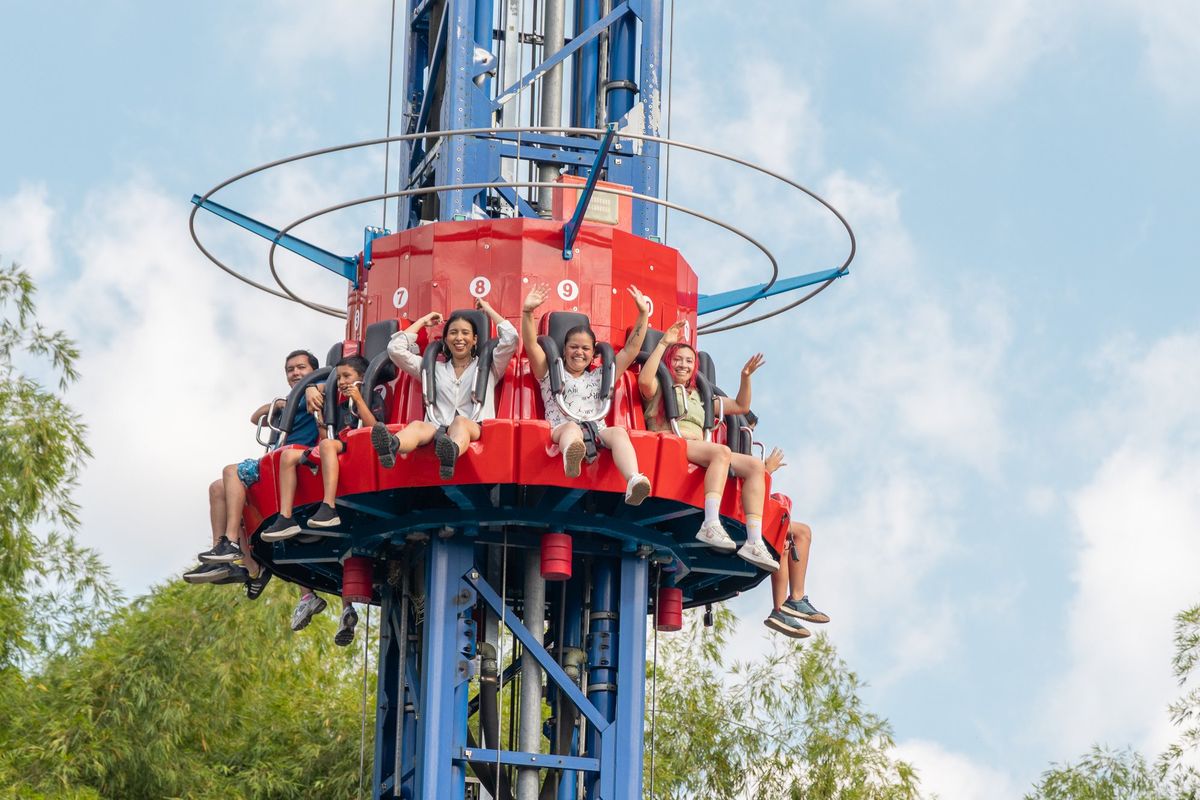 Niños y mamás saludan desde la torre del Parque del Café