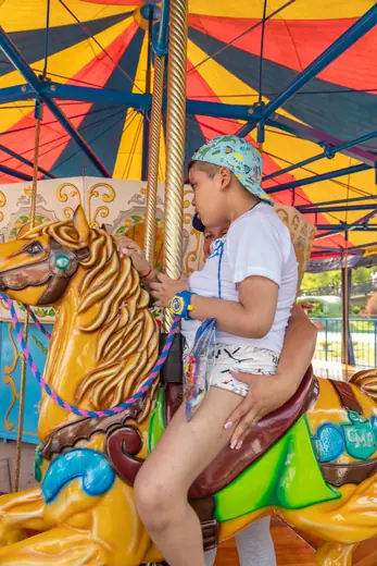 Un niño monta en el carrusel del Parque del Café