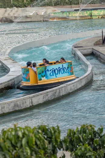 Niños y mamás recorren los rápidos en un bote