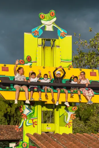 Niños en la atracción de la rana del Parque del Café